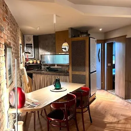 Introvert's Den Daire Tiran